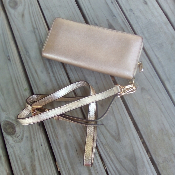 Michael Kors Metallic Rose Gold Cross Body Zip Around Wallet Purse - Picture 2 of 14